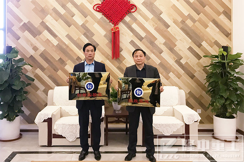 隆中L導(dǎo)人與河科大負責(zé)人合照