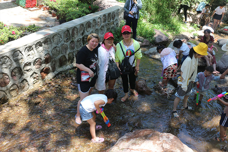 路邊或戲水、或合照的小伙伴