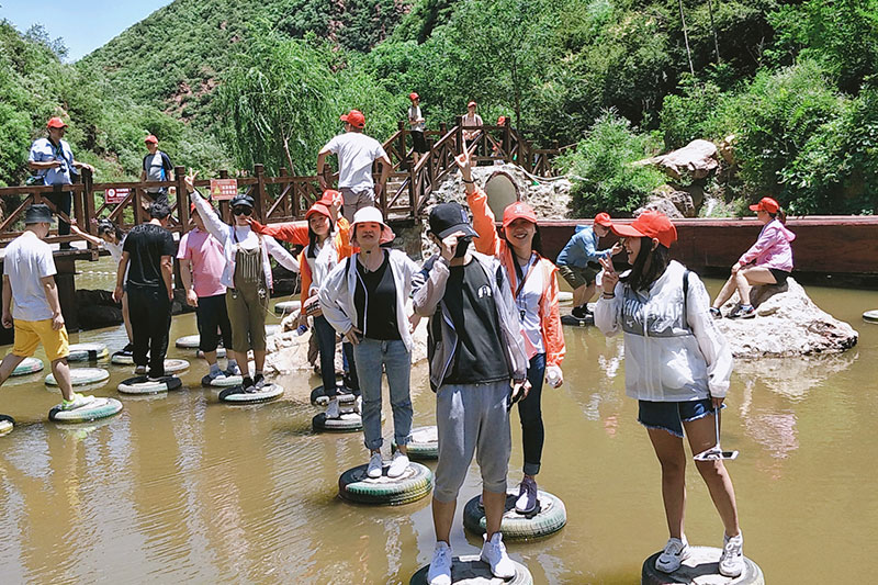 路邊或戲水、或合照的小伙伴