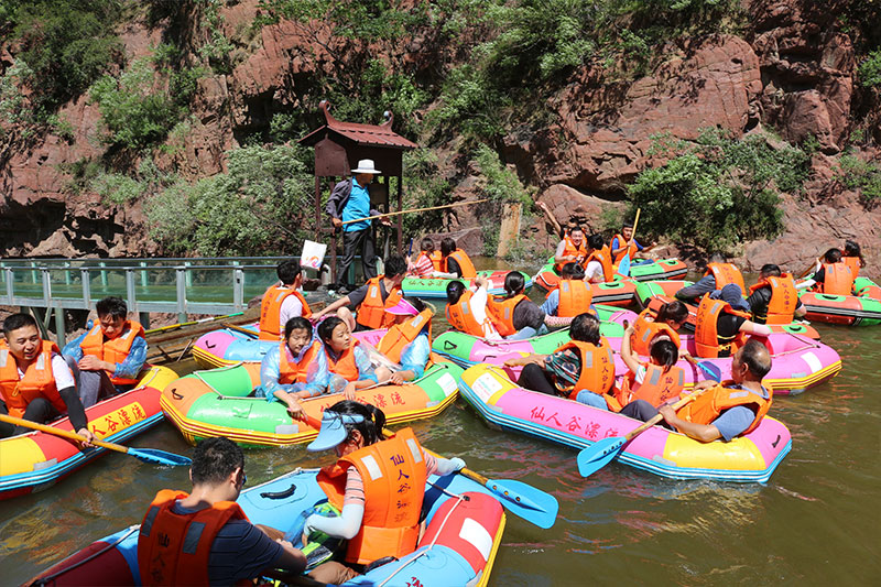 路邊或戲水、或合照的小伙伴