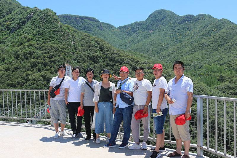 路邊或戲水、或合照的小伙伴