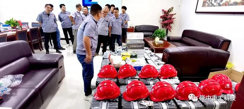 會后發(fā)放防護(hù)和工具用品